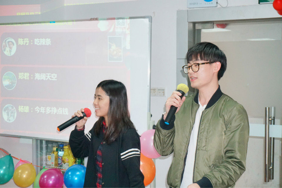 易網(wǎng)集團(tuán)的帥哥美女主持人開場